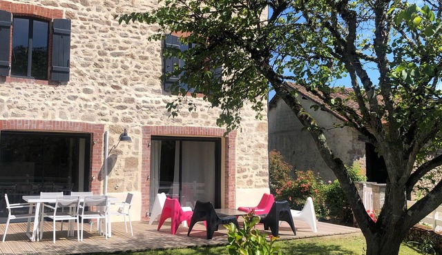 Magnificent stone family home with spa, in the countryside.