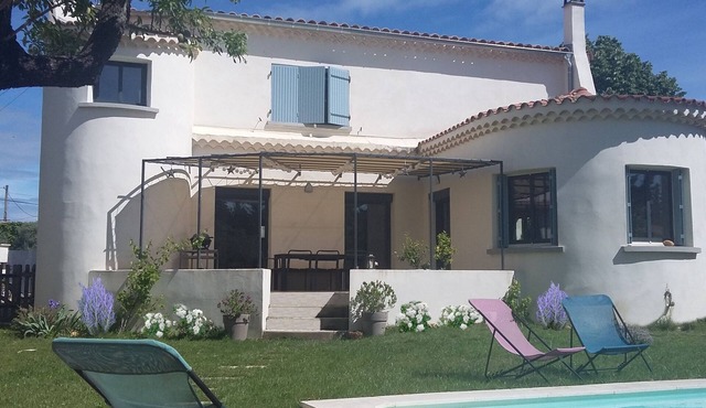 Magnificent house with swimming pool and several apartments.