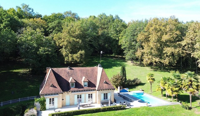 Magnificent house: private pool and garden. Walking distance to village centre.