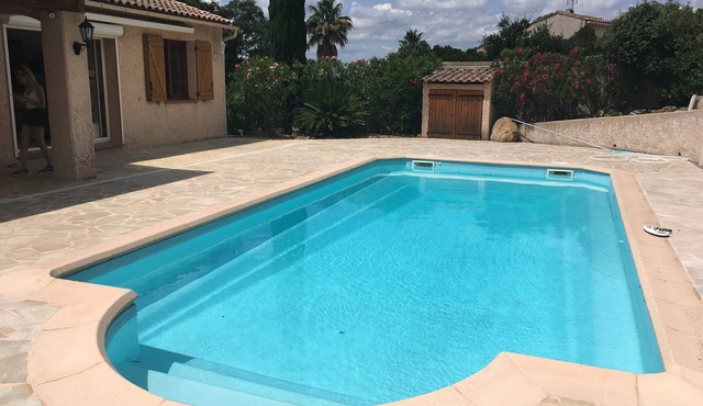 Magnificent villa with swimming pool and garden in a green setting.