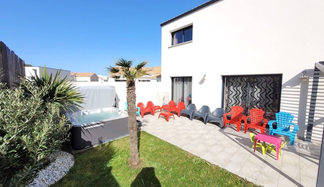Magnificent South-facing Villa with Jaccuzzi, Beach and Corniche 200 m'away