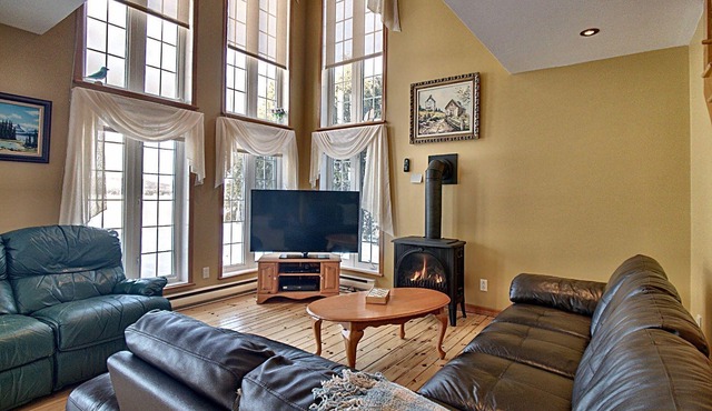 Magnificent cottage on the shores of Lake Nairne in Charlevoix