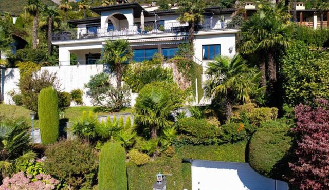 Magnificent villa with indoor pool and prime lake view location