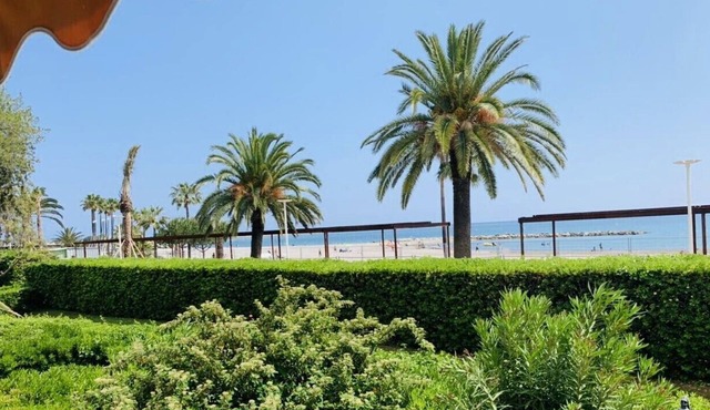 Magnificent 2/4-person beachfront apartment near CAP 3000