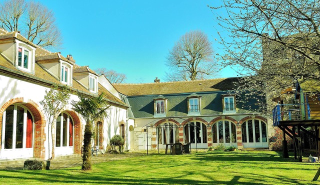 Magnificent 17th century property entirely renovated in a unique setting!