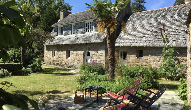 Magnificent 1 hectare property with wood and pond, direct access to the beach