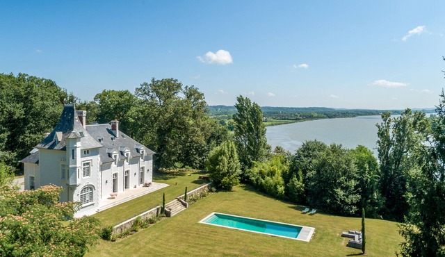 Magnificent 18th century Chateau in Bayonne, renovated, private park, heated pool, luxury