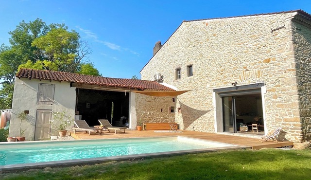 Magnificent 18th century farmhouse, perfectly quiet, in the middle of fields.