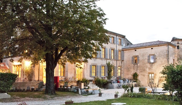 Magnificent 19th century building with swimming pool