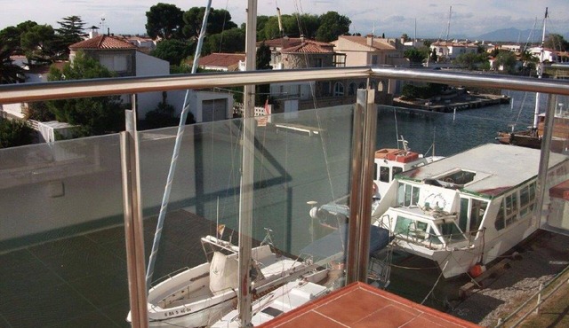 Magnificent 2-bedroom apartment sleeps 5 with marina and sea views