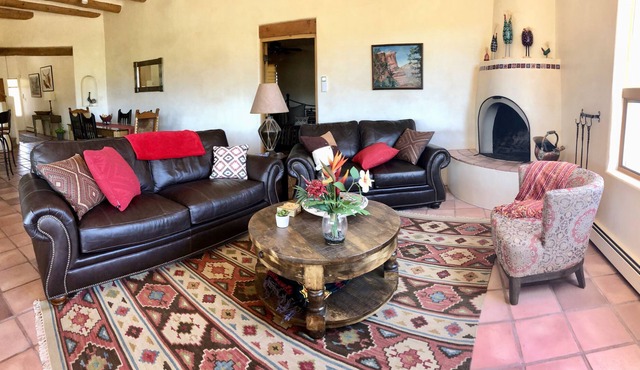 Magnificent 360 mtn VIEWS, classy interior, & WALK TO PLAZA
