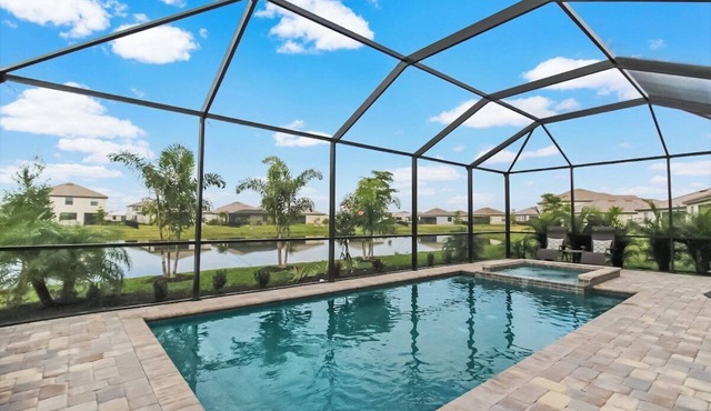 Magnificent 4/3 waterfront pool home in Lorraine Lakes - Waterfront Dreamin