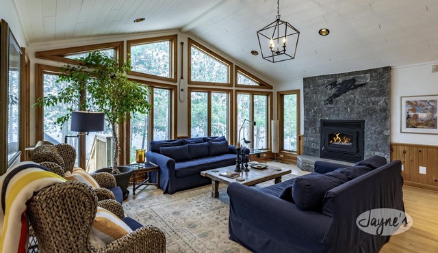 Magnificent 4 bedroom, 2 bath cottage, panoramic view of Kawagama Lake! 2 acres!