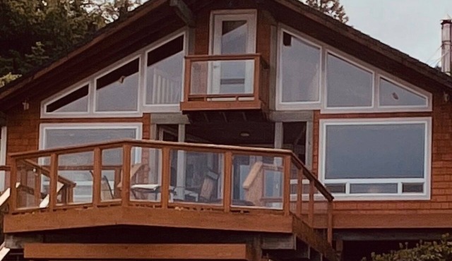Magnificent 4 bedroom 2 bath, 1 min to the beach. Spa,2 decks-Gem of the Coast!