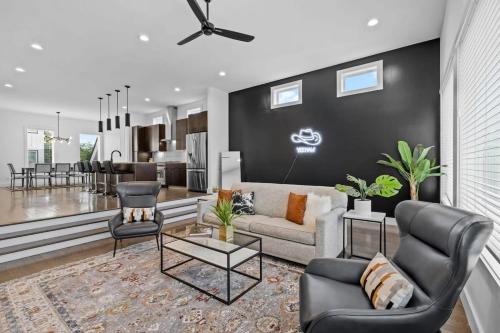 Magnificent 4 Bedroom Home -w Balcony & Fireplace