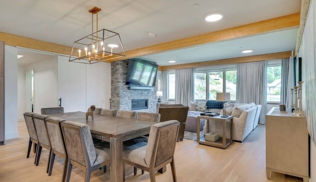 Magnificent 4+Bedroom Ski-In/Out on Okemo and only 25 minutes to Killington!