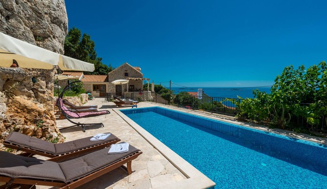 Magnificent 4 bedroom Villa with Private heated Pool and Sea view