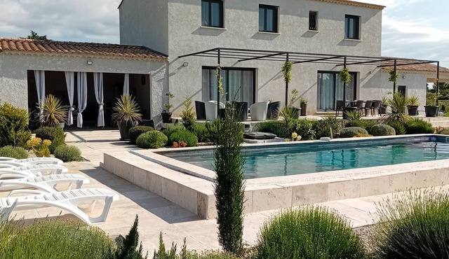 MAGNIFICENT 4-STAR VILLA WITH POOL AND POOL HOUSE ABSOLUTE PEACE AND QUIET