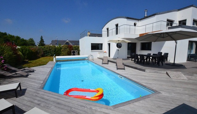 Magnificent 4 * villa with heated swimming pool from mid-May, sea view terrace