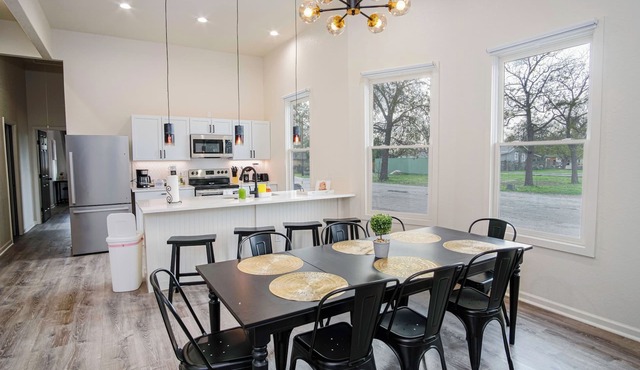 Magnificent 4BR Near Famous Riverwalk and Downtown