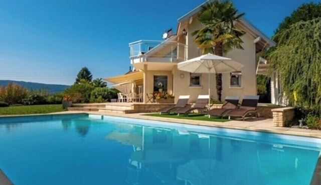 Magnificent 5-star villa with lake and mountain views, air-conditioned