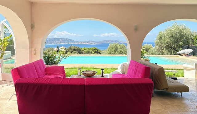 Magnificent 6-bedroom villa on wooded land with pool and sea view