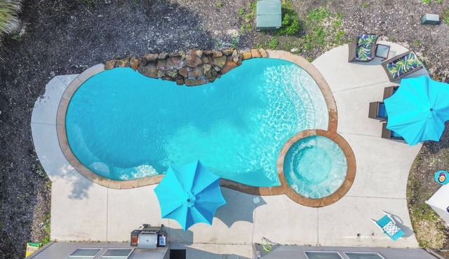 Magnificent 6-BR w Pool & Spa 25 Mins Downtown LT