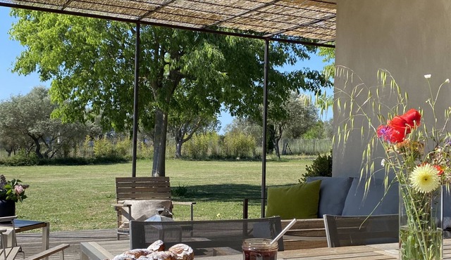 Magnificent 6-person architect-designed villa in Uzès with private pool & large garden.