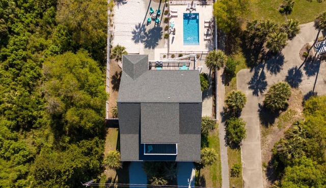 Magnificent 6br/6bth home w/IN-GROUND HEATED POOL & Luggage Lift!