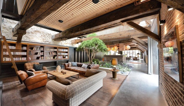 Magnificent, 700-sq.m refurbished wine storehouse in central Bordeaux-Chartons