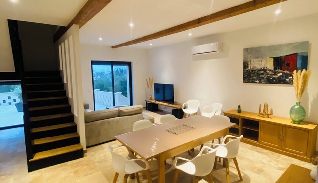 Magnificent 9-person house close to town center.