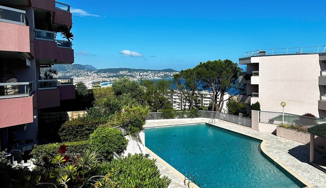 Magnificent air-conditioned apartment with swimming pool and private parking lot