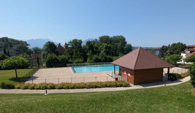 Magnificent apartment near lake with swimming pool