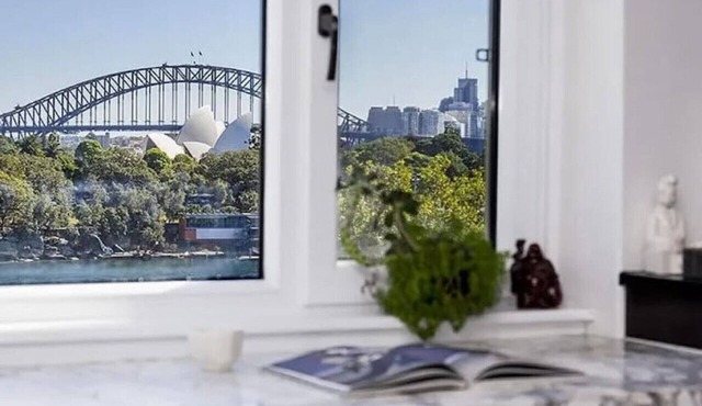 Magnificent Apartment with Harbour Bridge Views!