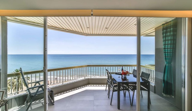 MAGNIFICENT APARTMENT IN FIRST LINE OF SEA.
