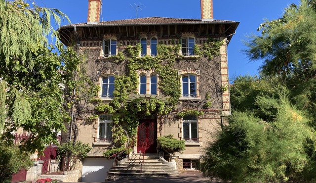 Magnificent apartment in the heart of Villa Médreville with garden and parking space