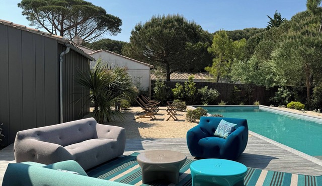 Magnificent architect-designed villa, swimming pool, walking distance to beach, pétanque, billiards, basketball