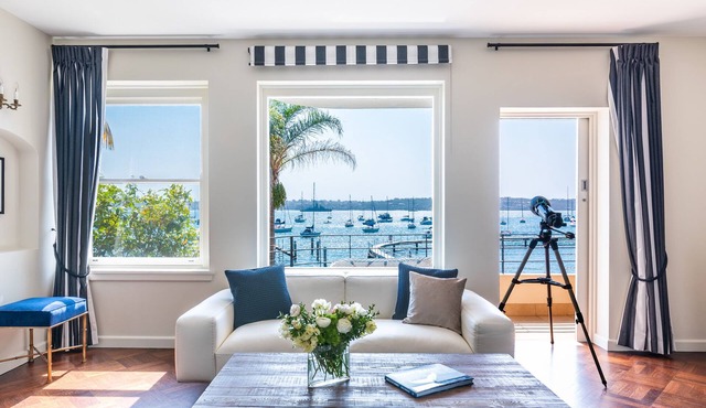 Magnificent Art Deco Waterfront apartment on the edge of Redleaf Beach