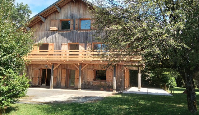 Magnificent B&B chalet near lakes and vineyards