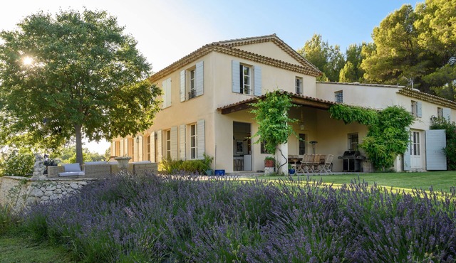 magnificent bastide with pool and tennis walking distance from Aix en Provence