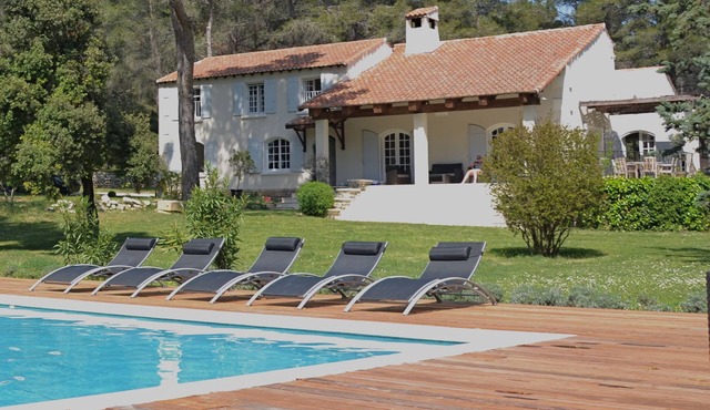 Magnificent Bastide in the heart of alpilles, quiet absolute, exceptional position, private Tennis, Swimming pool warmed 7 rooms 4 bathrooms