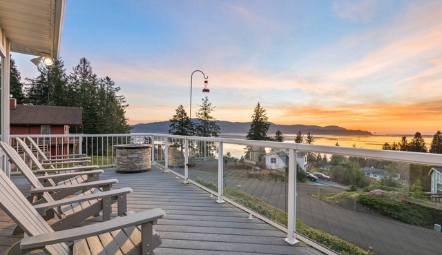 Magnificent Bay and Ocean Views, *Pet Friendly*, Hot Tub, Game Room w/Pool, Foosball, & Ping Pong