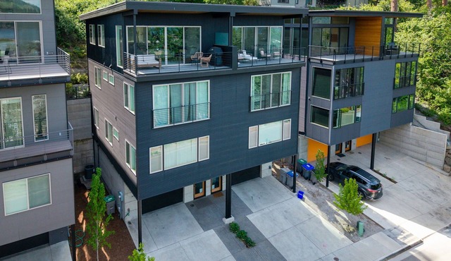 Magnificent brand new Townhome overlooking dt Hood River, garage