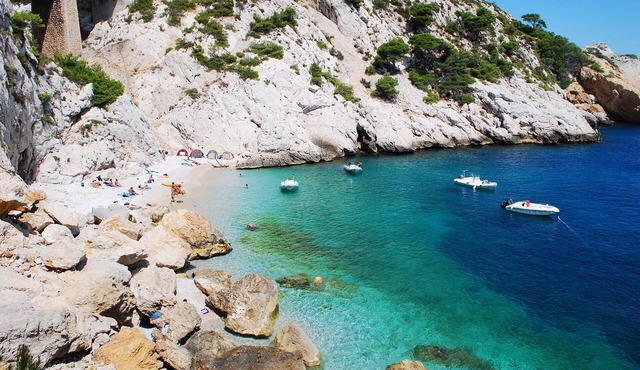 MAGNIFICENT CONTEMPORARY VILLA IN THE CALANQUES WITH SEA VIEW