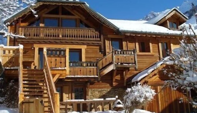 Magnificent chalet at 1400m altitude at the gateway to Alpe d'Huez