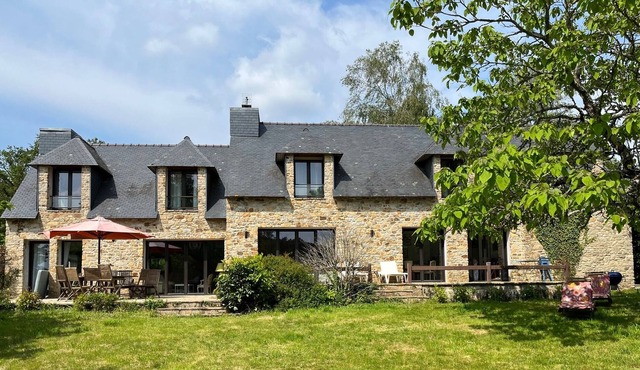 Magnificent character residence with private pontoon