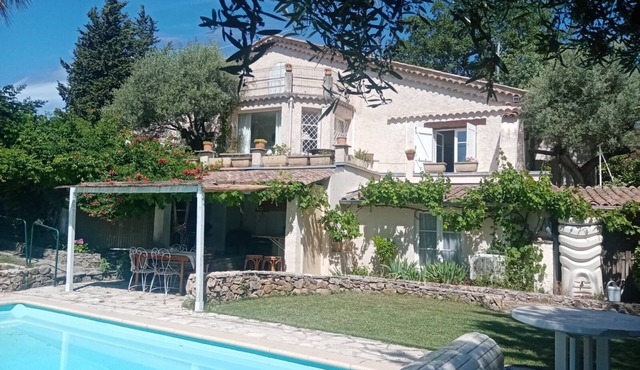 Magnificent, charming villa 10 minutes' walk from the villages, in a peaceful setting