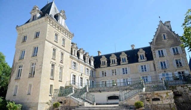 Magnificent château in the Loire Valley for 14 people