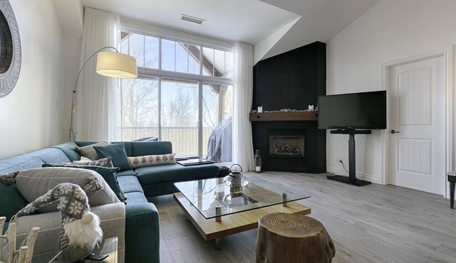 Magnificent condo at Cercle-des-Cantons in Bromont