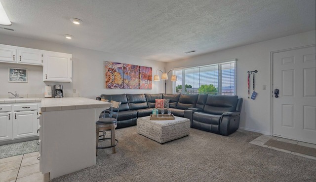 MAGNIFICENT CONDO MINUTES FROM YOUR NEXT ADVENTURE - SLEEPS 6+